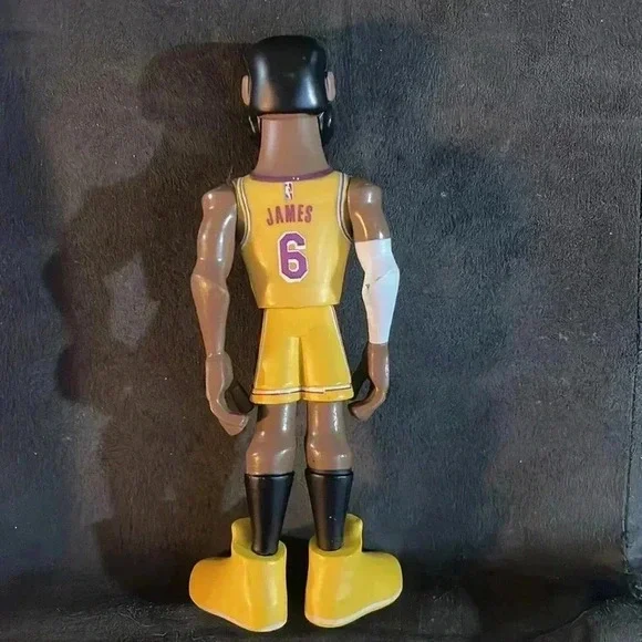 Funko 2021 LeBron James lakers action figure - Picture 5 of 7